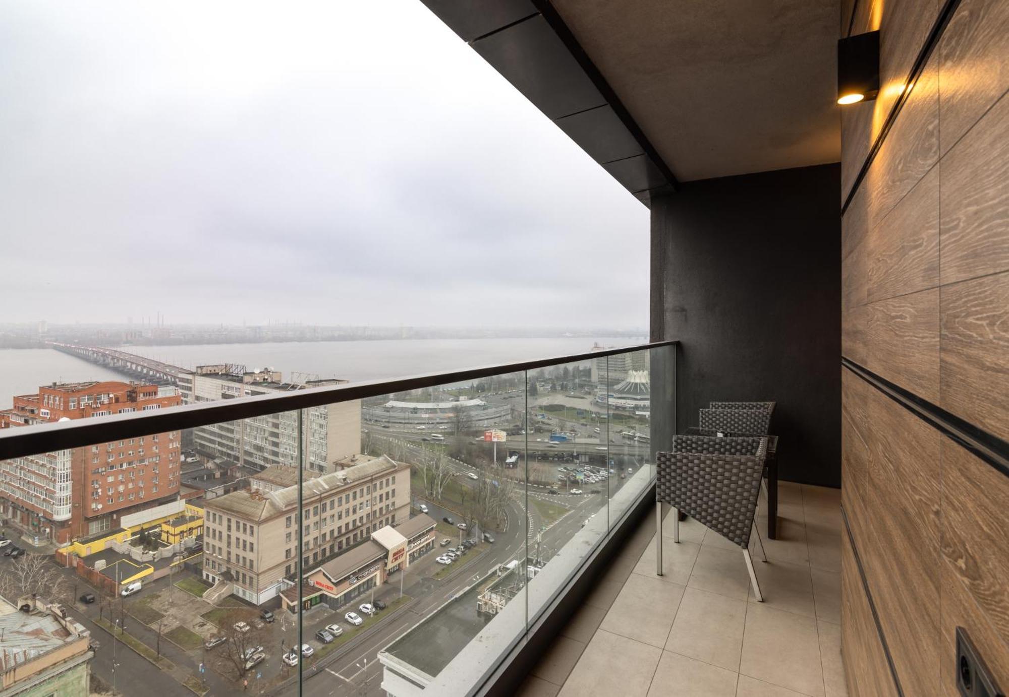 с двумя спальнями с завораживающим видом на возле сити Apartment Dnipro