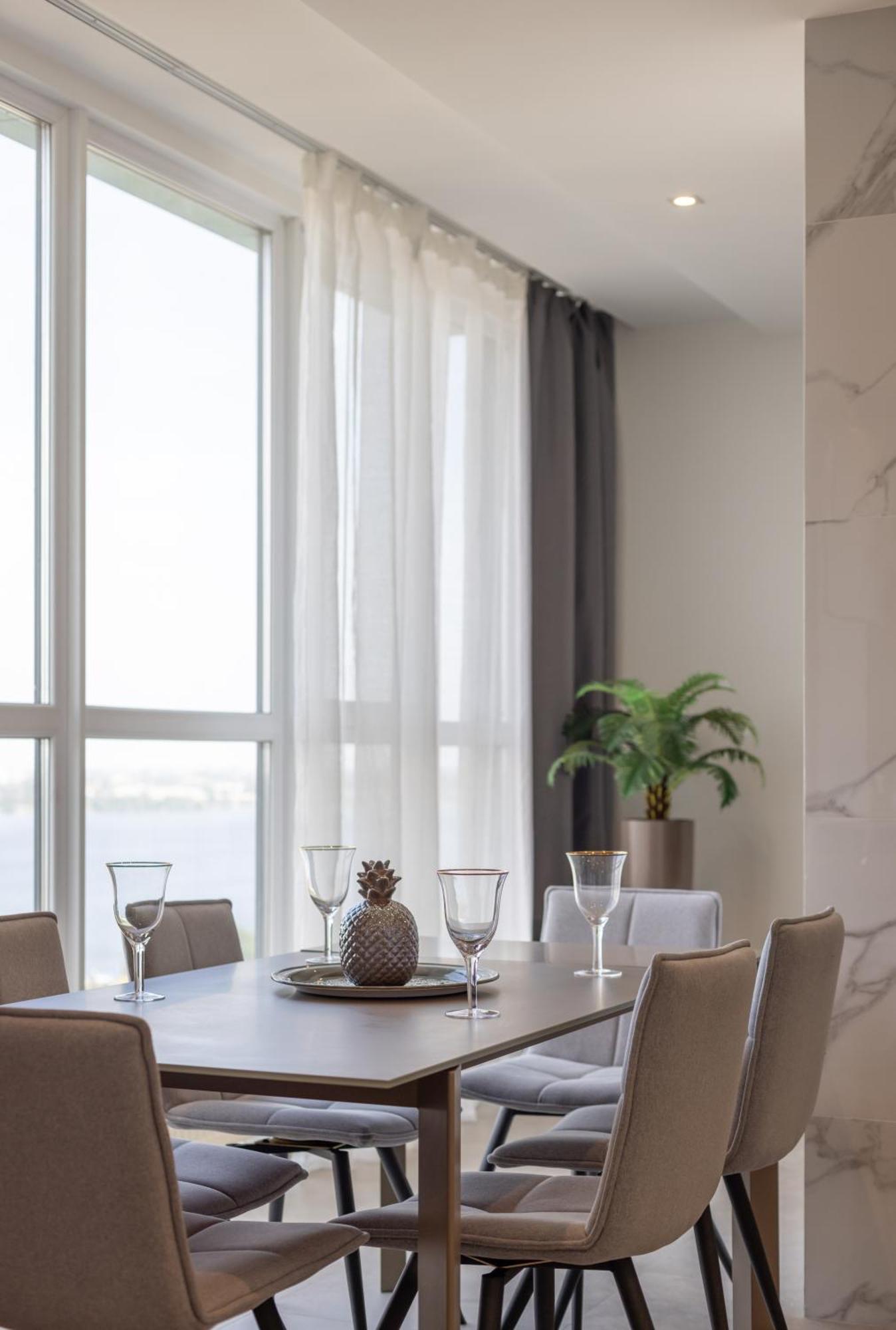 с двумя спальнями с завораживающим видом на возле сити Apartament